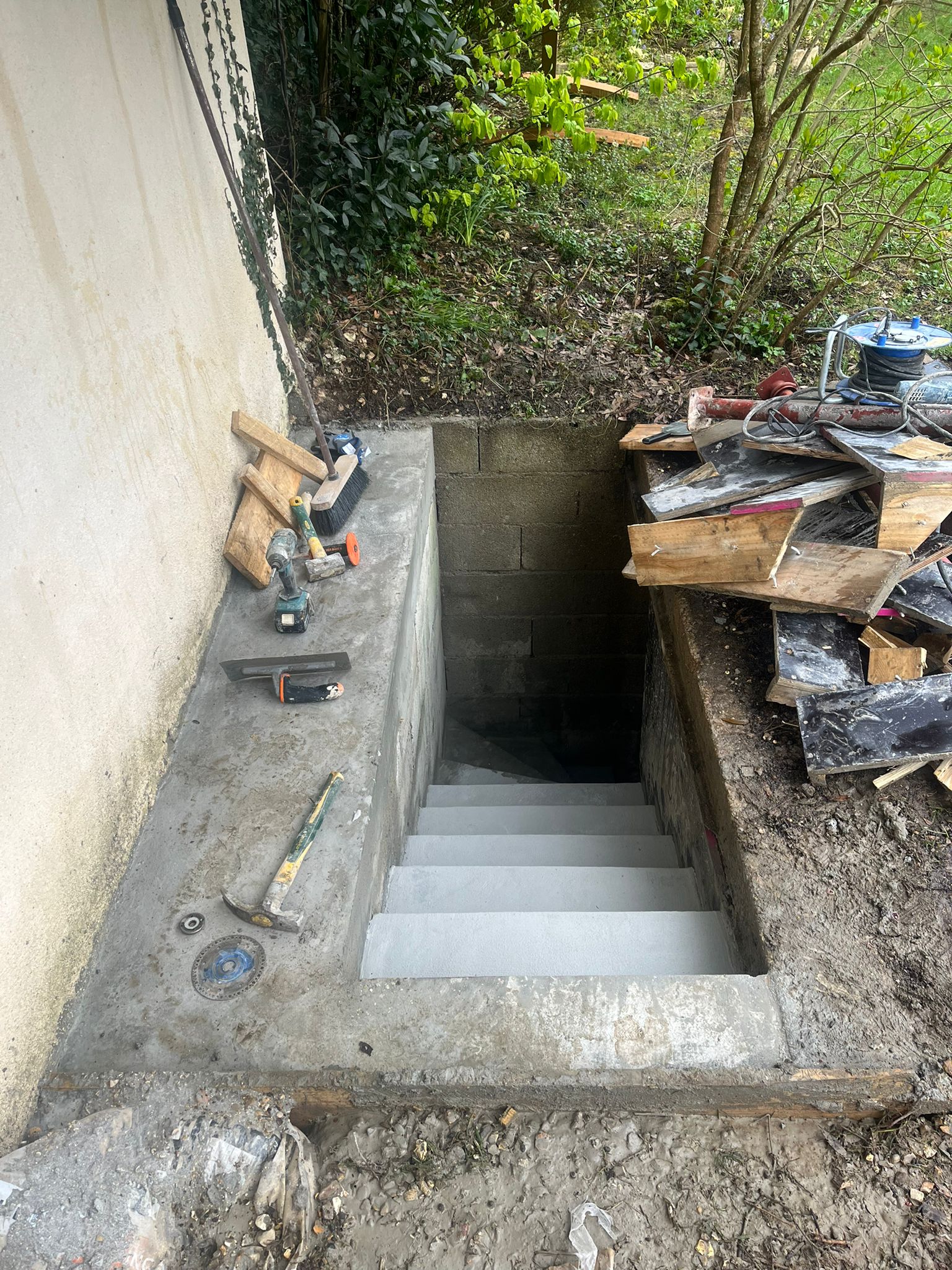 Escalier extérieur en béton en cours de réalisation