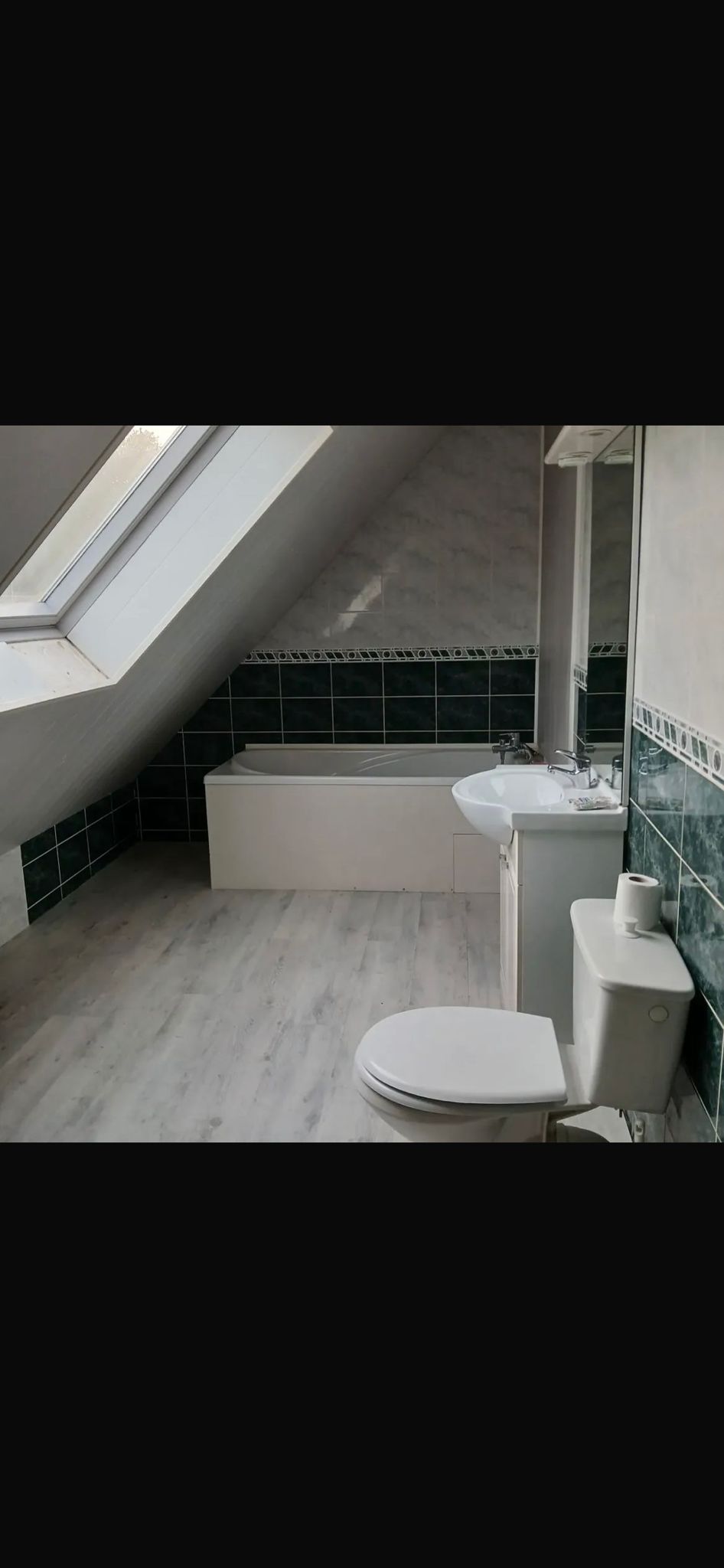 Salle de bain sous pente avant rénovation