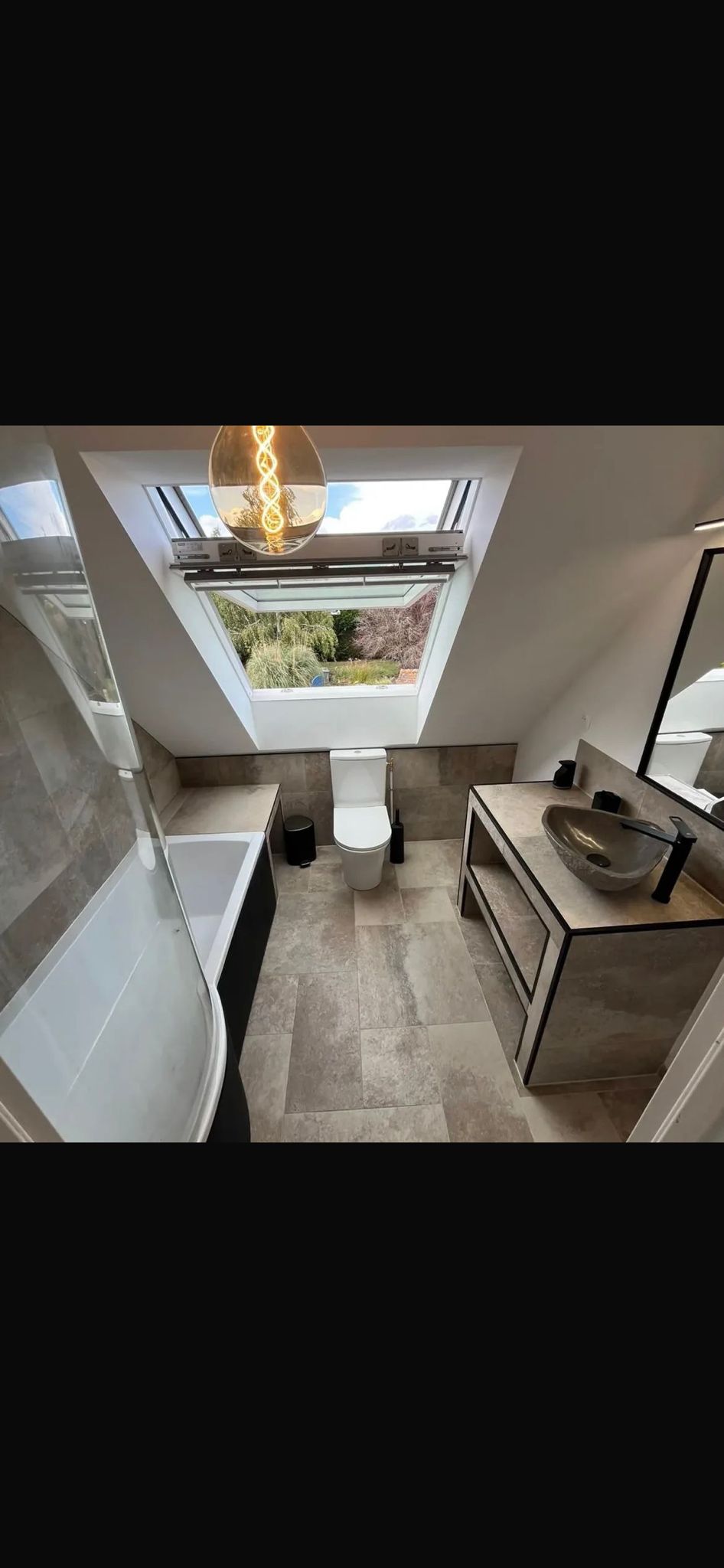 Salle de bain sous pente après rénovation