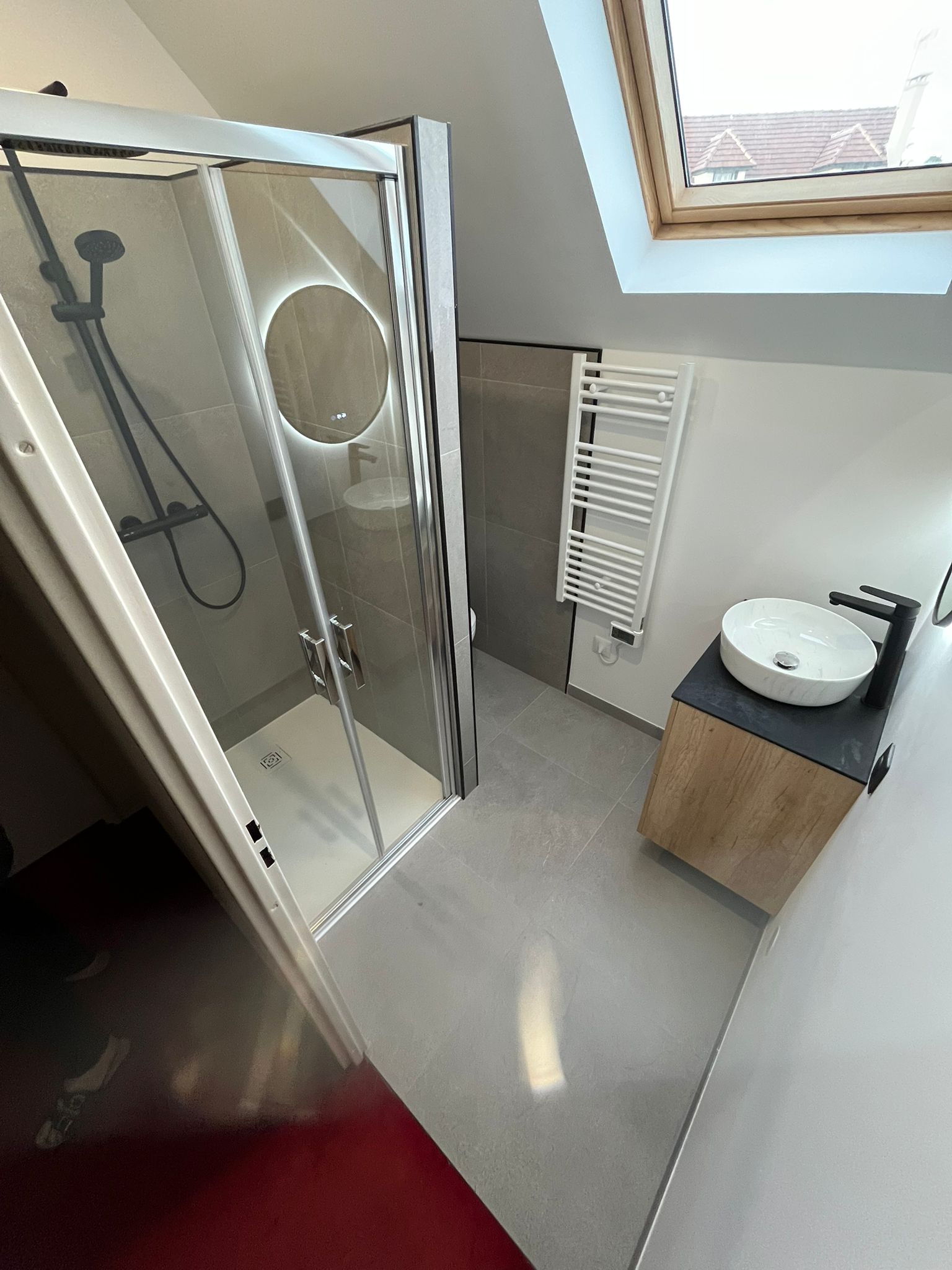 Salle de bain sous pente grise et bois rénovée