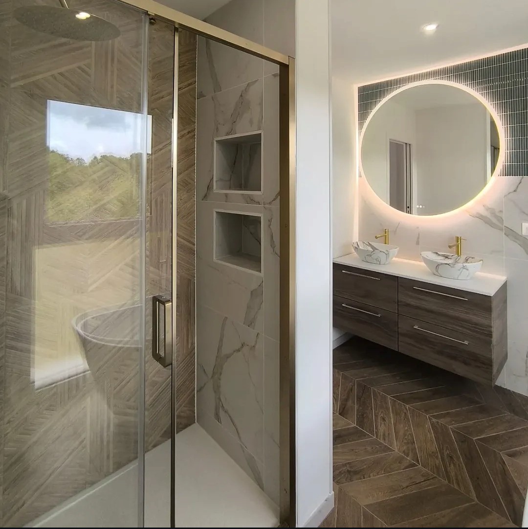 Salle de bain , baignoire et douche